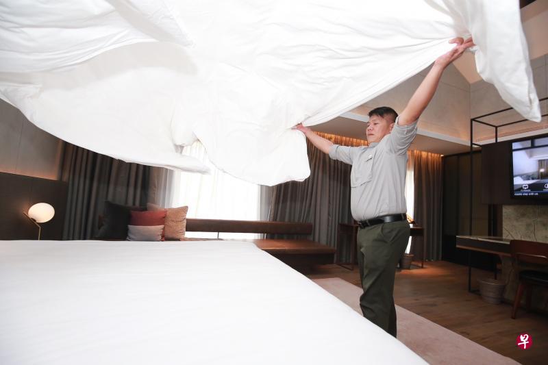 曾是建筑承包商的杨期来(46岁)转行当酒店客房内务管理服务员时,身边许多人都看准他会不适应清理客房的工作,认为他做不到三个月就会放弃。但对良好服务素质的执着让他不轻易言败,如今转眼在酒店服务业已累积了七年经验。(唐家鸿摄) 曾是建筑承包商的杨期来(46岁)转行当酒店客房内务管理服务员时,身边许多人都看准他会不适应清理客房的工作,认为他做不到三个月就会放弃。但对良好服务素质的执着让他不轻易言败,如今转眼在酒店服务业已累积了七年经验。(唐家鸿摄)