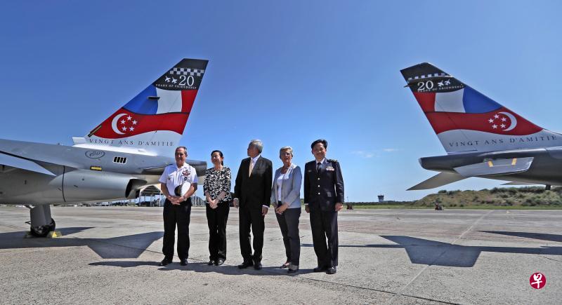 新加坡空军部队昨天庆祝在法国卡佐空军基地训练20周年,为一架新加坡M-346先进喷射教练机和一架法国阿尔法喷射(Alpha Jet)教练机漆上20周年纪念尾翼。右起为新加坡空军总长陈尉民少将、法国国防部国务秘书达丽厄塞克、国防部长黄永宏医生和夫人黄瑞莲以及法国空军空战司令罗德尔中将。(海峡时报) 新加坡空军部队昨天庆祝在法国卡佐空军基地训练20周年,为一架新加坡M-346先进喷射教练机和一架法国阿尔法喷射(Alpha Jet)教练机漆上20周年纪念尾翼。右起为新加坡空军总长陈尉民少将、法国国防部国务秘书达丽厄塞克、国防部长黄永宏医生和夫人黄瑞莲以及法国空军空战司令罗德尔中将。(海峡时报)