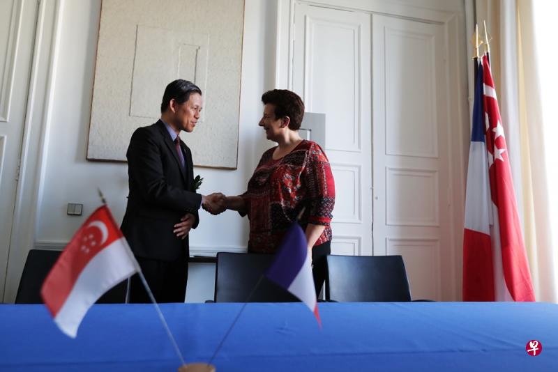 配合此次访问,新法数机构昨天在我国贸工部长陈振声和法国高等教育、研究与创新部长维达尔(Frederique Vidal)的见证下,交换了多项谅解备忘录。(海峡时报) 配合此次访问,新法数机构昨天在我国贸工部长陈振声和法国高等教育、研究与创新部长维达尔(Frederique Vidal)的见证下,交换了多项谅解备忘录。(海峡时报)