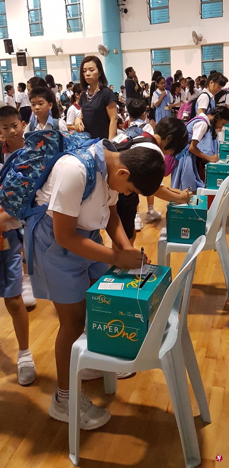 克明小学的学生今年5月在校纪学生长选举中,通过投票学习公民应履行的责任。(克明小学提供) 克明小学的学生今年5月在校纪学生长选举中,通过投票学习公民应履行的责任。(克明小学提供)
