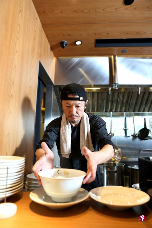 山本敦之工作起来非常认真。 山本敦之工作起来非常认真。