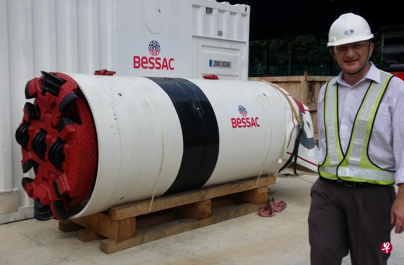 未来连接乌节转换站地下月台通道的其中一段挖掘工程以具备“可撤回”功能的微型隧道钻凿机进行,可省去从挖掘进口和出口来回运送钻凿机的过程,挖掘效率可提升约三成。(陆交局提供) 未来连接乌节转换站地下月台通道的其中一段挖掘工程以具备“可撤回”功能的微型隧道钻凿机进行,可省去从挖掘进口和出口来回运送钻凿机的过程,挖掘效率可提升约三成。(陆交局提供)