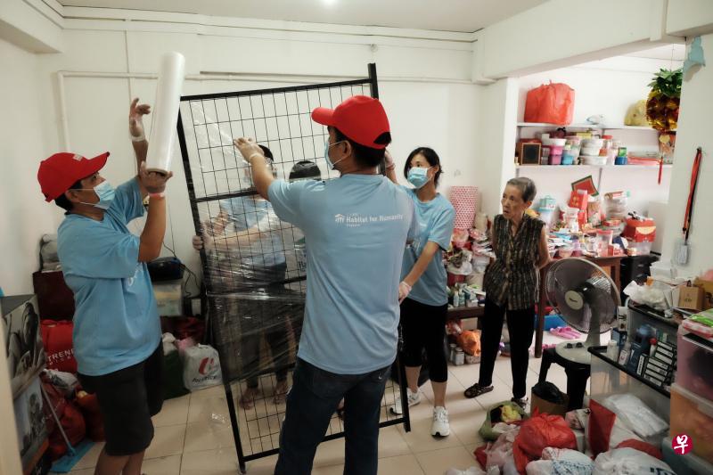 仁人家园志愿者昨早为43户弱势家庭大扫除,让受益家庭的住家环境变得更舒适。(仁人家园提供) 仁人家园志愿者昨早为43户弱势家庭大扫除,让受益家庭的住家环境变得更舒适。(仁人家园提供)