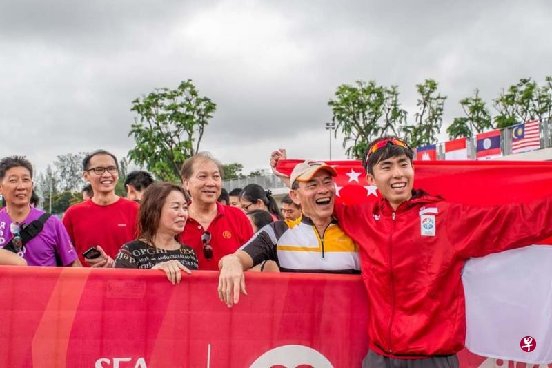 2015年东运会,苏睿勇(右)主场夺金,父亲高兴得眼泛泪光。(苏睿勇提供) 2015年东运会,苏睿勇(右)主场夺金,父亲高兴得眼泛泪光。(苏睿勇提供)