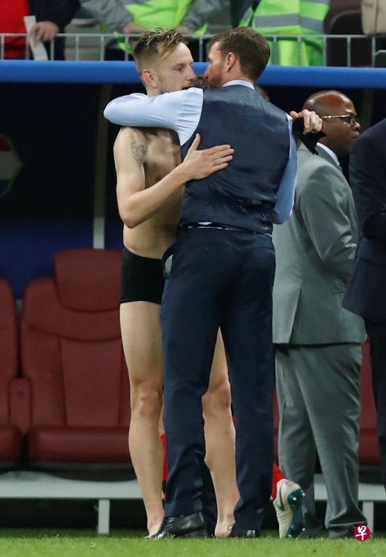 拉基蒂奇半决赛结束后只穿着内裤与英格兰主帅索思盖特拥抱。(路透社) 拉基蒂奇半决赛结束后只穿着内裤与英格兰主帅索思盖特拥抱。(路透社)