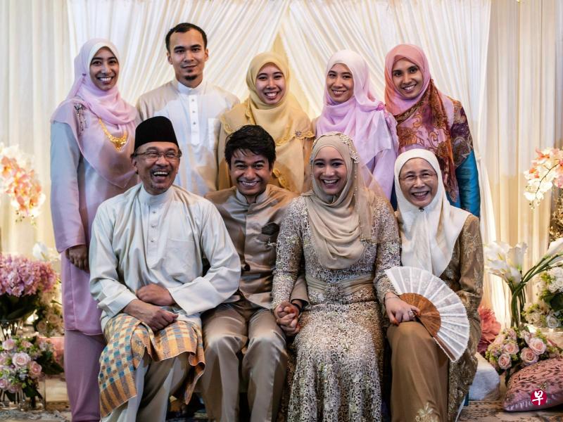 ▲安华(左一)和旺阿兹莎(右一)的四女儿努鲁依曼(右二)订婚时的全家福。后排左起为三女努鲁依尔哈、独子莫哈末依山、幼女努鲁哈娜、次女努鲁努哈,以及长女努鲁依莎。 旺阿兹莎说,这些年的许多人生转折,是“母亲”的身份让她坚强起来,克服身心的磨难。(互联网) ▲安华(左一)和旺阿兹莎(右一)的四女儿努鲁依曼(右二)订婚时的全家福。后排左起为三女努鲁依尔哈、独子莫哈末依山、幼女努鲁哈娜、次女努鲁努哈,以及长女努鲁依莎。 旺阿兹莎说,这些年的许多人生转折,是“母亲”的身份让她坚强起来,克服身心的磨难。(互联网)