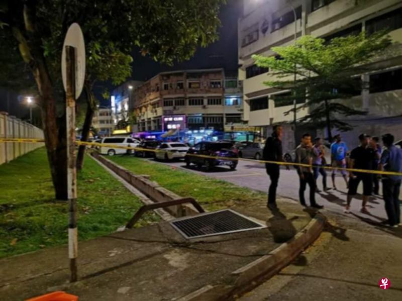 ▲枪击案发生后,警方鉴证组人员在枪手开枪地点、距离夜店约百米外的一棵大树下拉起封锁线,寻找空弹壳等证物。(马国交警面簿) ▲枪击案发生后,警方鉴证组人员在枪手开枪地点、距离夜店约百米外的一棵大树下拉起封锁线,寻找空弹壳等证物。(马国交警面簿)