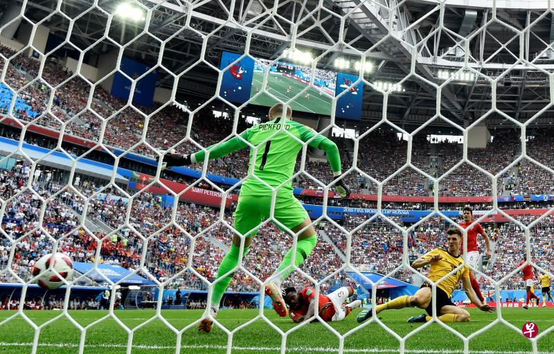 比利时后卫默尼耶(黄衣)近距离推射破关,首开纪录。(路透社) 比利时后卫默尼耶(黄衣)近距离推射破关,首开纪录。(路透社)