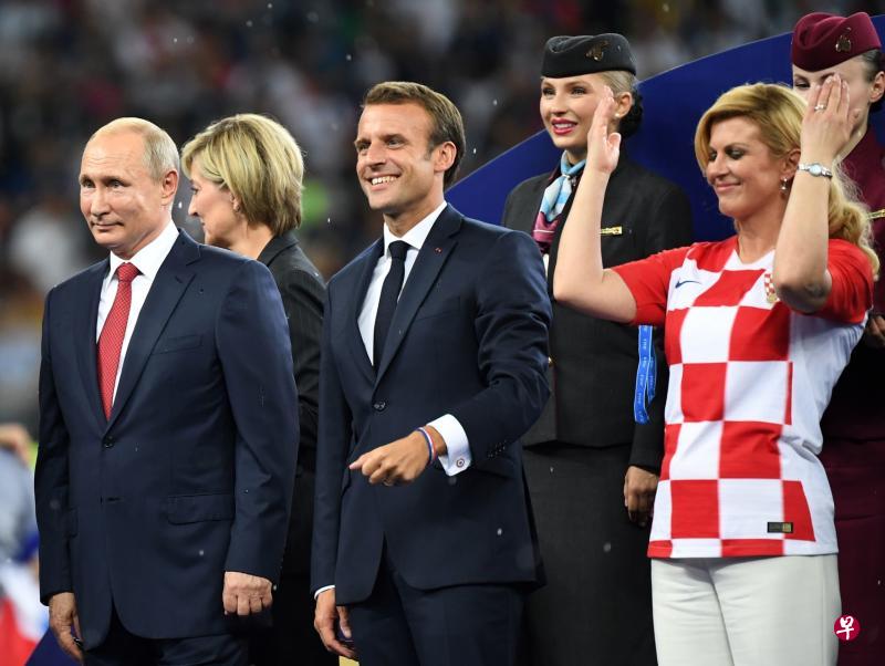 普京(左)与法国总统马克龙(中)及克罗地亚总统基塔罗维奇(右)一起观看决赛。(法新社) 普京(左)与法国总统马克龙(中)及克罗地亚总统基塔罗维奇(右)一起观看决赛。(法新社)