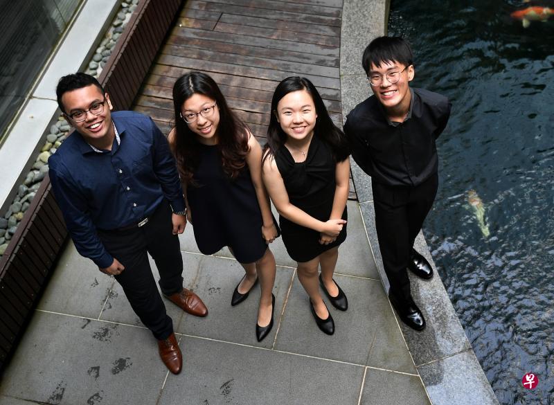 今年四名报业控股新闻从业奖学金的得主是阿吉尔(左起)、王思颖、张千雪和蔡玮谦。(海峡时报) 今年四名报业控股新闻从业奖学金的得主是阿吉尔(左起)、王思颖、张千雪和蔡玮谦。(海峡时报)