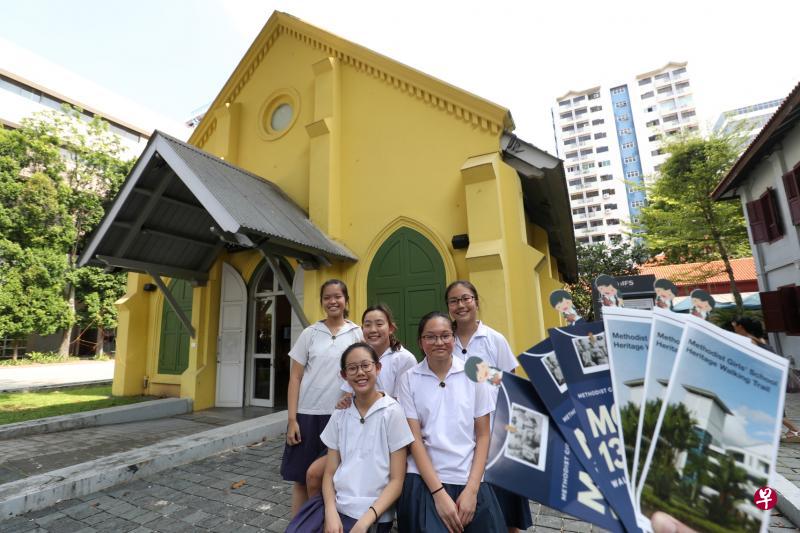 美以美女中学生在密驼路旧校址前合影,她们设计的历史走道宣传册(右下角)记录了校舍搬迁的路线以及许多校园小故事。(陈来福摄) 美以美女中学生在密驼路旧校址前合影,她们设计的历史走道宣传册(右下角)记录了校舍搬迁的路线以及许多校园小故事。(陈来福摄)