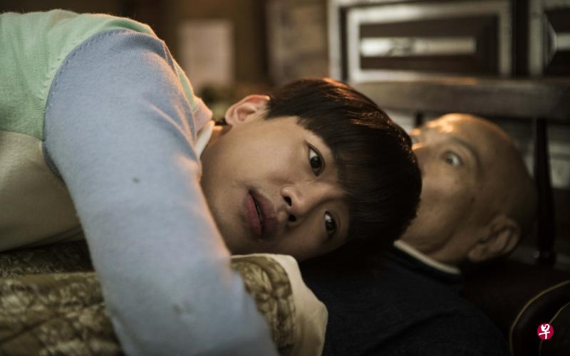 洪言翔趴在罗家英身上,查看他有没有呼吸。(华纳电影提供) 洪言翔趴在罗家英身上,查看他有没有呼吸。(华纳电影提供)