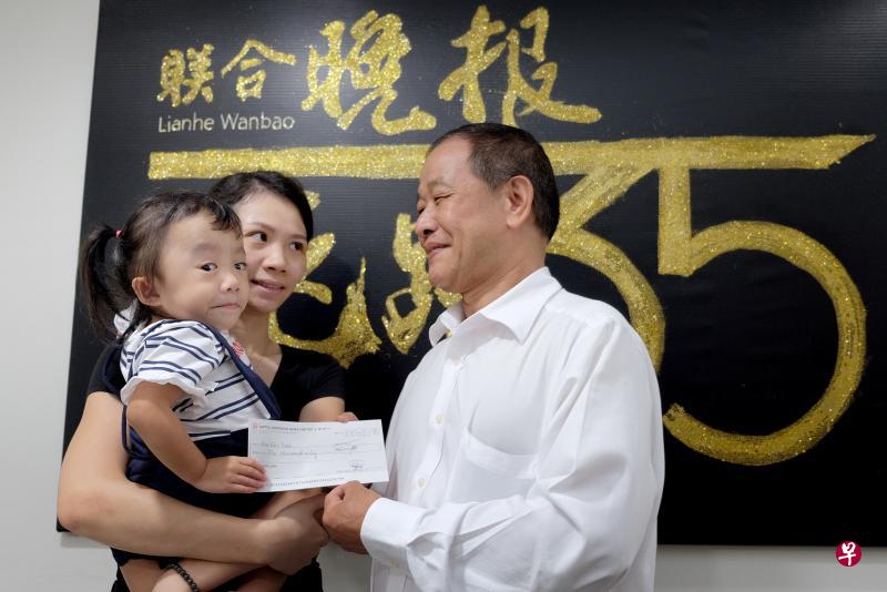 患脆骨症的六岁女童许咏喧,在母亲郑伊斐陪同下,从名厨黄清标手中接获5000元支票捐款。(曾坤顺摄) 患脆骨症的六岁女童许咏喧,在母亲郑伊斐陪同下,从名厨黄清标手中接获5000元支票捐款。(曾坤顺摄)
