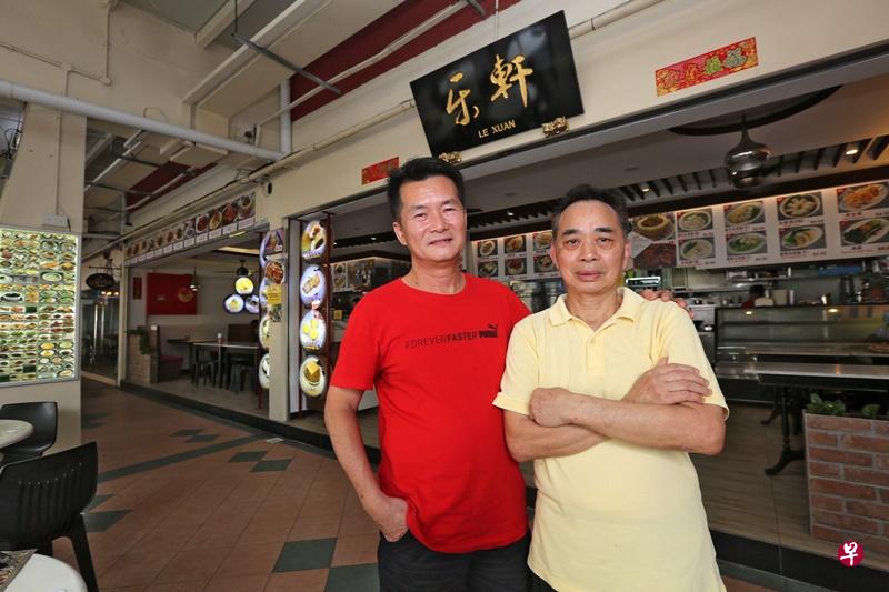 冯锦荣(右)与大舅子郭德庆。(曾宪隆 摄) 冯锦荣(右)与大舅子郭德庆。(曾宪隆 摄)