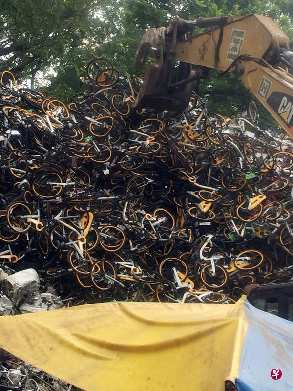 双溪加株一家获陆交局授权处理报销旧车的废铁厂出现堆积至5米高的“脚车山”。(读者提供) 双溪加株一家获陆交局授权处理报销旧车的废铁厂出现堆积至5米高的“脚车山”。(读者提供)