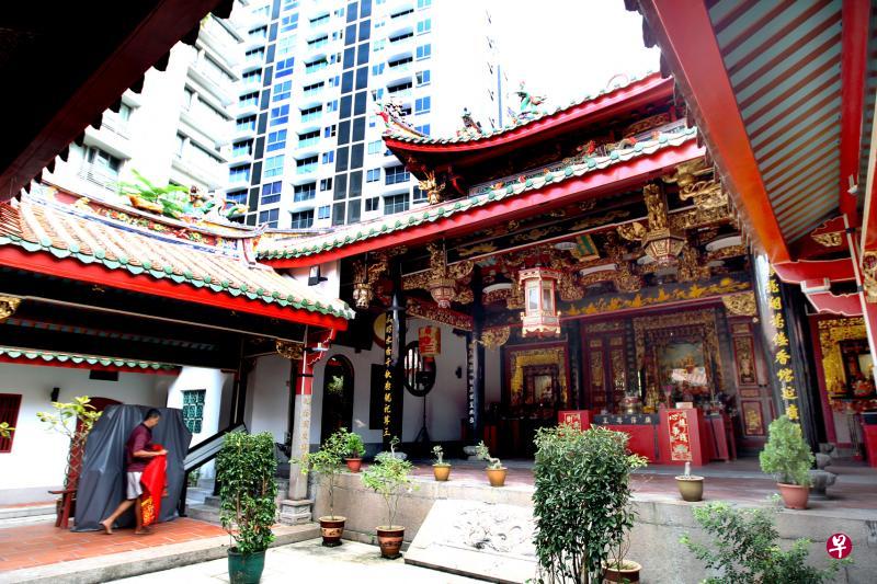 由本地早期福建移民创建的凤山寺建筑,入口大厅的屋脊有两条龙在葫芦旁,据悉是为辟邪。(海峡时报) 由本地早期福建移民创建的凤山寺建筑,入口大厅的屋脊有两条龙在葫芦旁,据悉是为辟邪。(海峡时报)