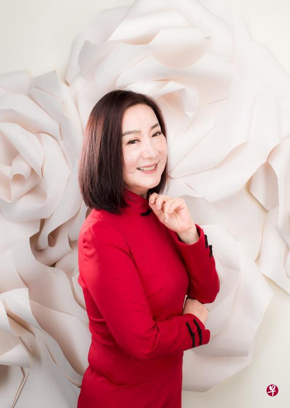 放弃台湾演艺事业跟随丈夫来到本地的陈明利,在戏剧般的人生中展现出珍贵的生活智慧。 放弃台湾演艺事业跟随丈夫来到本地的陈明利,在戏剧般的人生中展现出珍贵的生活智慧。