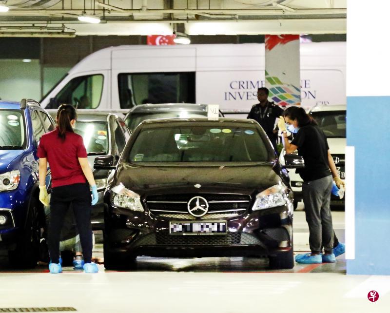 数名罪案现场调查人员围着相信属于死者的深紫色马赛地轿车搜证。(庄耿闻摄) 数名罪案现场调查人员围着相信属于死者的深紫色马赛地轿车搜证。(庄耿闻摄)