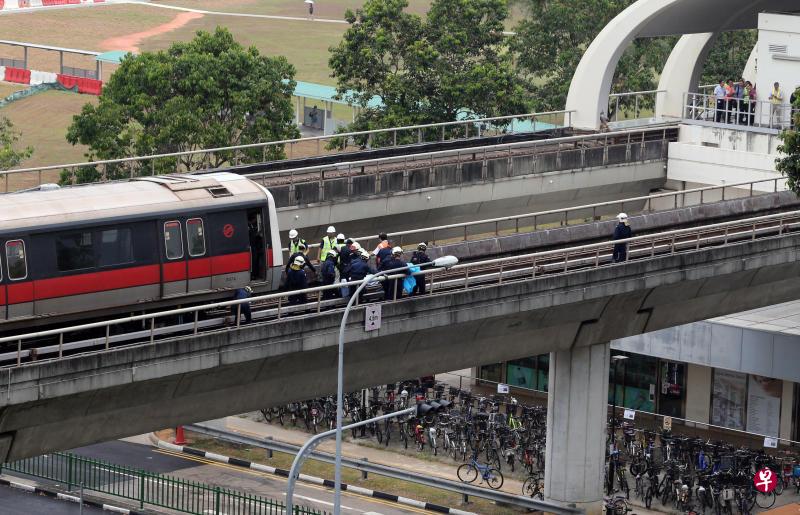 巴西立地铁站附近的东西线轨道于2016年3月22日发生罕见致命意外,两名SMRT维修员随队进入轨道检查系统时,惨遭迎面而来的列车撞死。(档案照) 巴西立地铁站附近的东西线轨道于2016年3月22日发生罕见致命意外,两名SMRT维修员随队进入轨道检查系统时,惨遭迎面而来的列车撞死。(档案照)