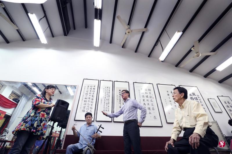 平社执行社务顾问党立平(左一)和严忠胜(右二)在京胡师傅王燕童(左二)的伴奏下,在社里吊嗓子。右一是平社永久荣誉社长陈木辉。墙上的复制墨宝,都是中国京剧名角的书法。 平社执行社务顾问党立平(左一)和严忠胜(右二)在京胡师傅王燕童(左二)的伴奏下,在社里吊嗓子。右一是平社永久荣誉社长陈木辉。墙上的复制墨宝,都是中国京剧名角的书法。