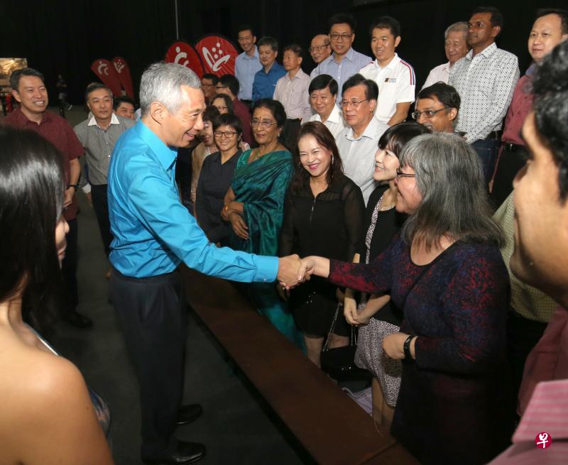 李显龙总理昨晚在人民协会庆祝居民委员会和邻里委员会分别成立40和20周年的活动上，同多名基层领袖交流。他也在活动上宣布人协成立居民联系网，为组屋和私宅居民服务。（邬福梁摄）