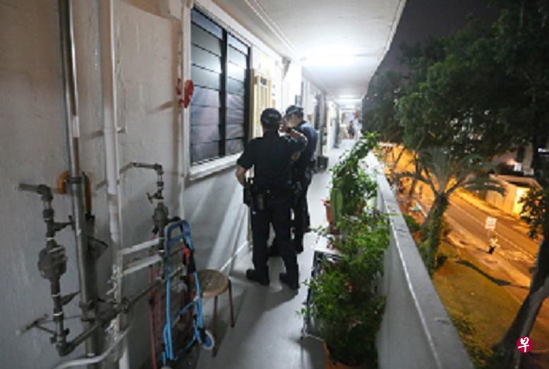 警方强行入屋 制伏女郎。 警方强行入屋 制伏女郎。