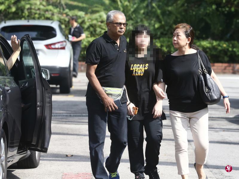 工教院谋杀案中死者和嫌凶的女儿今早神情哀伤，在家人的搀扶下前来认尸。（陈斌勤摄）