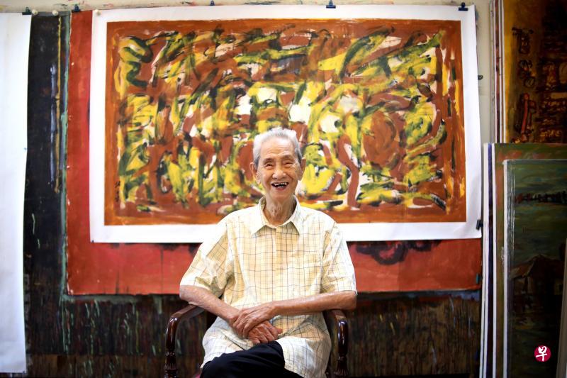 98岁的画家林子平在“古石斋”画室里留影，背后是近作，取“黄河远上白云间”名句，用字入画，字画合一。