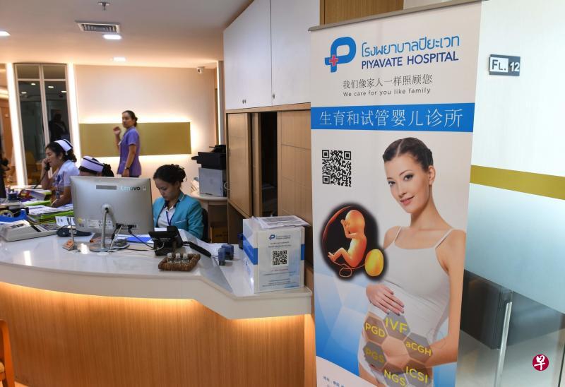 在曼谷的碧雅威医院,为了迎接来自中国的客户,宣传海报印上了中文,医院也聘请会说华语的医生与护士。(法新社) 在曼谷的碧雅威医院,为了迎接来自中国的客户,宣传海报印上了中文,医院也聘请会说华语的医生与护士。(法新社)