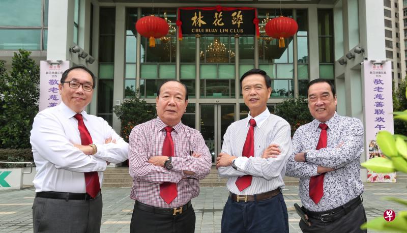 醉花林俱乐部以加强潮人凝聚力为使命,并积极开展文化、教育与公益活动,为社会做出贡献。左起为财政林雍杰、第一副总理黄海庆、总理张建安,以及司理陈可成。(陈福洲摄) 醉花林俱乐部以加强潮人凝聚力为使命,并积极开展文化、教育与公益活动,为社会做出贡献。左起为财政林雍杰、第一副总理黄海庆、总理张建安,以及司理陈可成。(陈福洲摄)