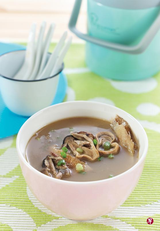 在节省家用的同时,也可以做到吃得精明吃得营养。左起:草菇左口鱼汤、烤茄子、纸包鸡。(海滨出版(马)私人有限公司提供) 在节省家用的同时,也可以做到吃得精明吃得营养。左起:草菇左口鱼汤、烤茄子、纸包鸡。(海滨出版(马)私人有限公司提供)