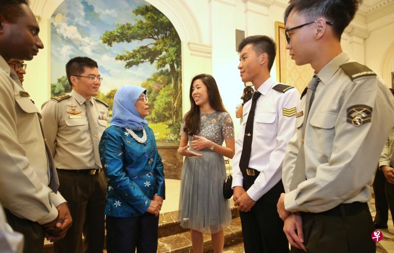 哈莉玛总统(左三)昨天与出席茶会的多名国防部和新加坡武装部队人员聊天,包括在国防部负责媒体事务的陈依诗(右三)。在总统另一旁的是三军总长王赐吉中将。(谢智扬摄) 哈莉玛总统(左三)昨天与出席茶会的多名国防部和新加坡武装部队人员聊天,包括在国防部负责媒体事务的陈依诗(右三)。在总统另一旁的是三军总长王赐吉中将。(谢智扬摄)