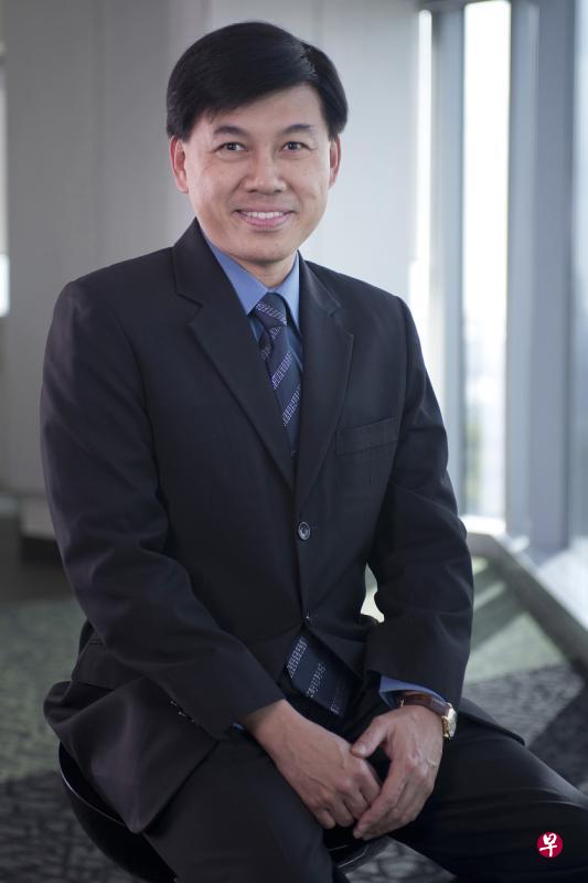 陈淮沁教授选择通过书写教导公众认识心脏及其相关疾病。有读者拿他的书作为科普参考。(受访者提供) 陈淮沁教授选择通过书写教导公众认识心脏及其相关疾病。有读者拿他的书作为科普参考。(受访者提供)