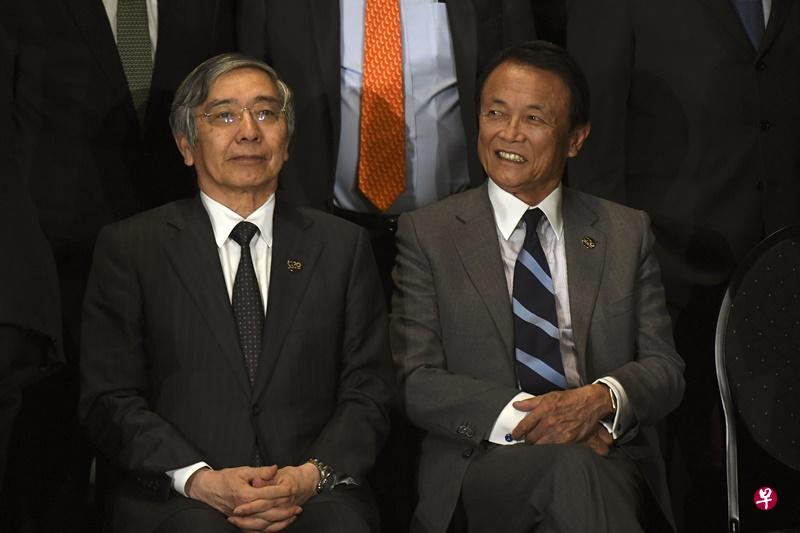 麻生太郎(右)与日本央行行长黑田东彦一同出席二十国集团财长和央行行长会议。(法新社) 麻生太郎(右)与日本央行行长黑田东彦一同出席二十国集团财长和央行行长会议。(法新社)