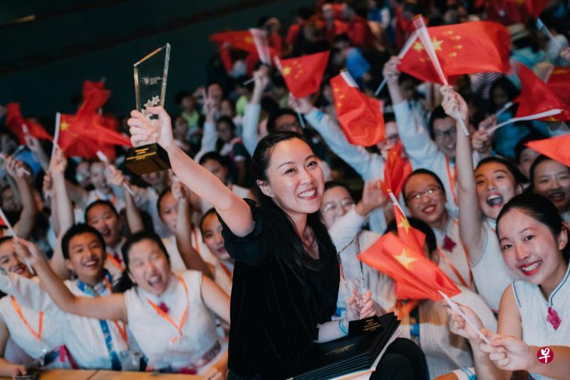 沈婉君(举杯者)带领上海黄浦区青少年艺术活动中心春天少年合唱团赢得新加坡国际合唱节总冠军。(主办方提供) 沈婉君(举杯者)带领上海黄浦区青少年艺术活动中心春天少年合唱团赢得新加坡国际合唱节总冠军。(主办方提供)