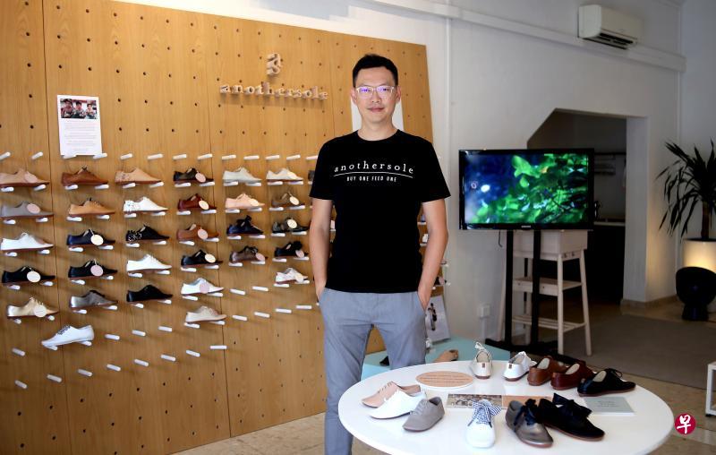 本地鞋牌Anothersole目前在中峇鲁店屋经营快闪店,创办人徐永华上周在上海参加活动,观察顾客对产品的反应。(严宣融摄) 本地鞋牌Anothersole目前在中峇鲁店屋经营快闪店,创办人徐永华上周在上海参加活动,观察顾客对产品的反应。(严宣融摄)