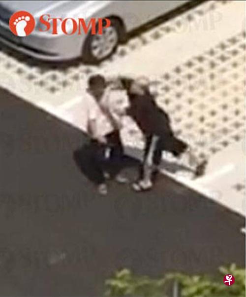 黑衣男殴打德士司机,导致司机摔倒在地上。(图/stomp) 黑衣男殴打德士司机,导致司机摔倒在地上。(图/stomp)