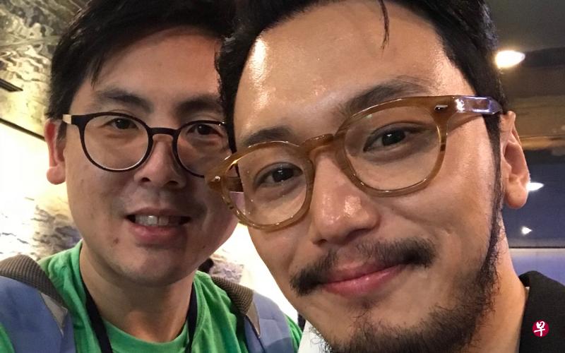 卞耀汉(右)主动停下来用华语与记者交谈并合照。(黄少伟摄) 卞耀汉(右)主动停下来用华语与记者交谈并合照。(黄少伟摄)