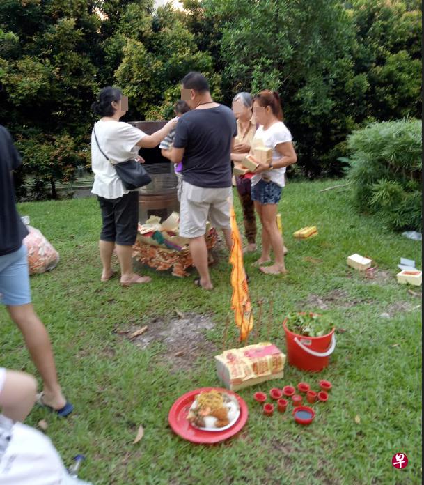 楼上邻居经常与一群香客,在楼下草地将大量冥纸丢进自备的网状铁桶,导致浓烟弥漫。(受访者提供) 楼上邻居经常与一群香客,在楼下草地将大量冥纸丢进自备的网状铁桶,导致浓烟弥漫。(受访者提供)