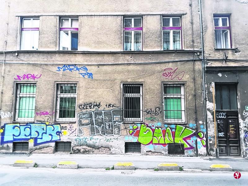 老旧的高墙厚壁涂鸦处处,色艺纷陈。 老旧的高墙厚壁涂鸦处处,色艺纷陈。