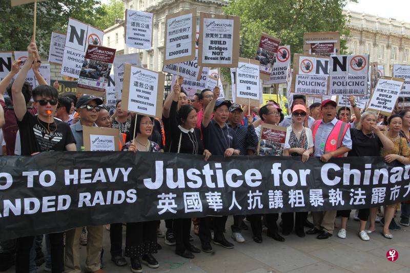 伦敦市中心唐人街的中餐馆、超市、商铺等170多个华人商家周二集体罢市，上千华人上街游行，抗议英国移民局粗暴执法。（中新社）
