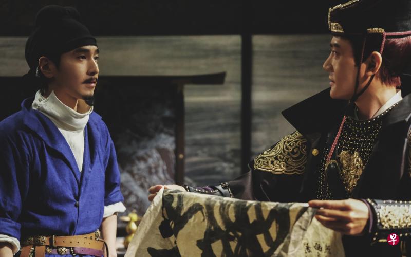 赵又廷(左)饰演的狄仁杰在戏中与冯绍峰(右)饰演的尉迟真金斗智斗勇。 赵又廷(左)饰演的狄仁杰在戏中与冯绍峰(右)饰演的尉迟真金斗智斗勇。