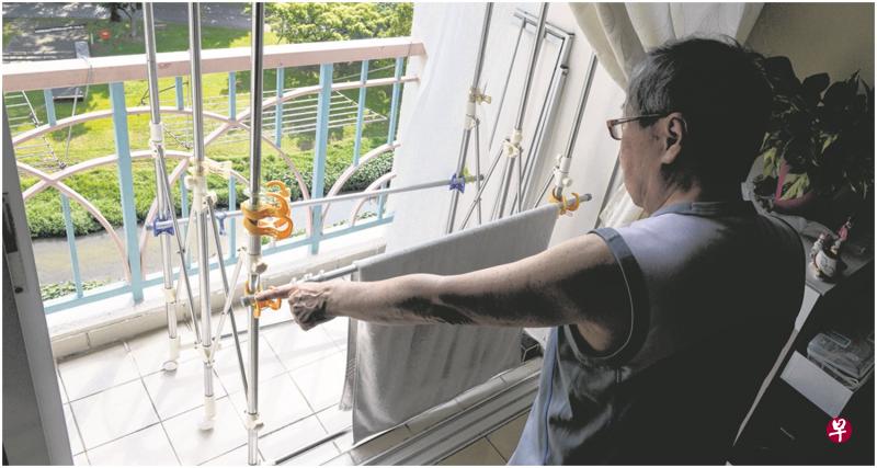 自从楼上女邻居搬进来以后,林绍洁申诉住家的阳台常出现果皮、纸巾等垃圾。(潘丰源摄) 自从楼上女邻居搬进来以后,林绍洁申诉住家的阳台常出现果皮、纸巾等垃圾。(潘丰源摄)