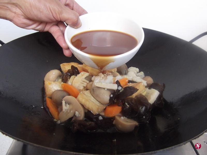 许多调味料都含高钠。(档案照) 许多调味料都含高钠。(档案照)