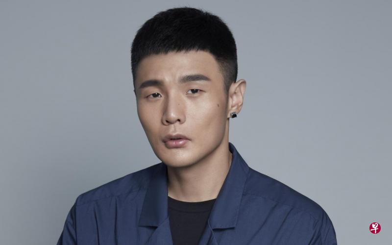 李荣浩以《年少有为》深刻谱出一段男性看待爱情里的压抑与矛盾。 李荣浩以《年少有为》深刻谱出一段男性看待爱情里的压抑与矛盾。