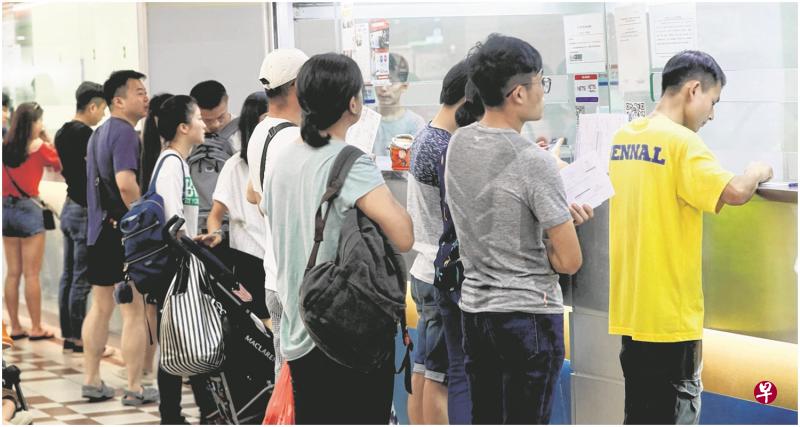受访钱币兑换商表示,兑换人民币的人潮今早并不算多,但汇率下周二或三或可突破5元。(吴伟国摄) 受访钱币兑换商表示,兑换人民币的人潮今早并不算多,但汇率下周二或三或可突破5元。(吴伟国摄)
