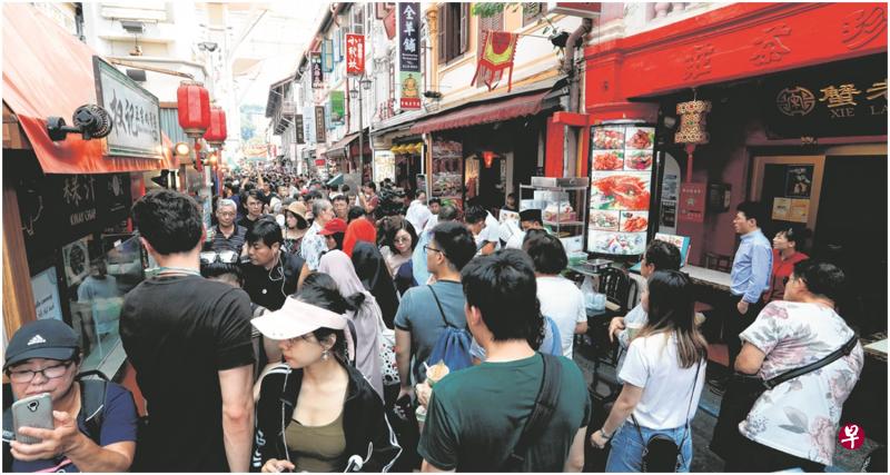 美食街今早人山人海,好些摊位前更是排起了二三十人的长龙。( 饶进礼/摄影) 美食街今早人山人海,好些摊位前更是排起了二三十人的长龙。( 饶进礼/摄影)