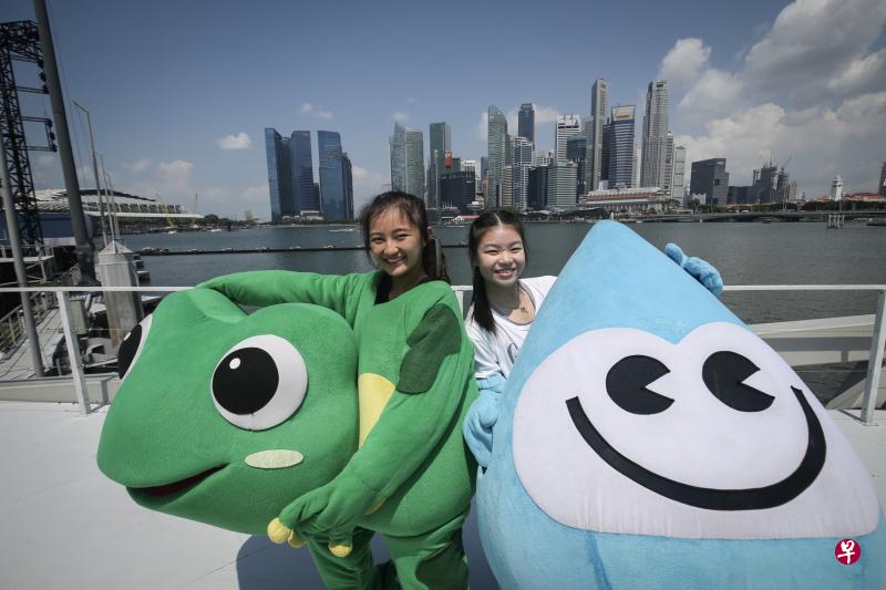 在今年国庆表演分别扮演“绿色队长”和“活力水”吉祥物的杜燕妮(左)和简洁仪都是志愿者。(叶振忠摄) 在今年国庆表演分别扮演“绿色队长”和“活力水”吉祥物的杜燕妮(左)和简洁仪都是志愿者。(叶振忠摄)