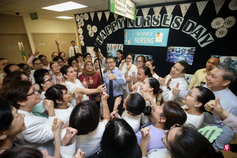 哈莉玛总统(持自拍杆者左边)出席护士节庆祝活动,肯定他们的贡献。总统身旁为卫生部高级政务部长唐振辉。(叶振忠摄) 哈莉玛总统(持自拍杆者左边)出席护士节庆祝活动,肯定他们的贡献。总统身旁为卫生部高级政务部长唐振辉。(叶振忠摄)
