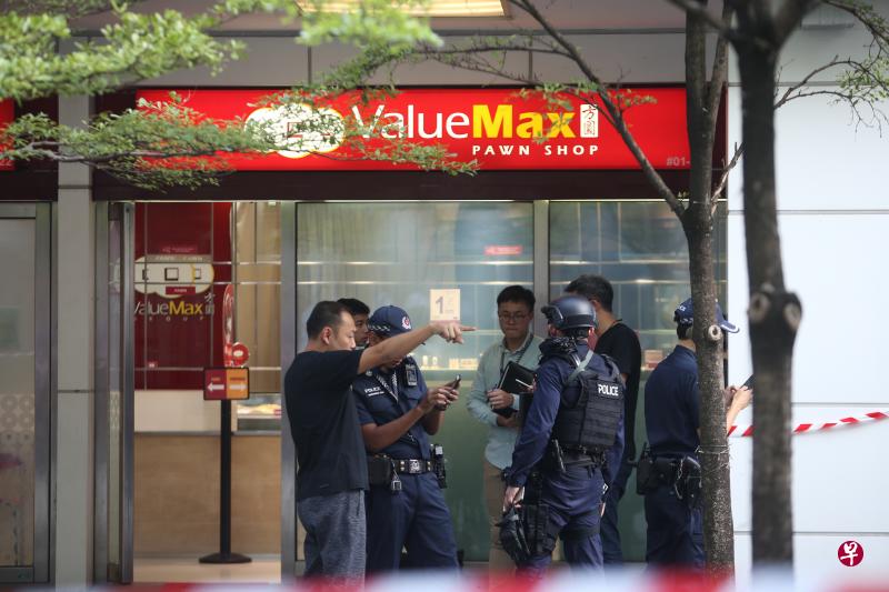 初步调查显示,文礼地铁站当铺抢劫案涉案男子利用假手枪威胁店员,并拿出疑似炸弹的物品震慑店员后,逃离现场。(谢智扬摄) 初步调查显示,文礼地铁站当铺抢劫案涉案男子利用假手枪威胁店员,并拿出疑似炸弹的物品震慑店员后,逃离现场。(谢智扬摄)